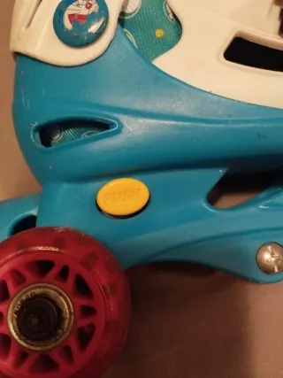 Patines infantiles ajustables de Doraemon.