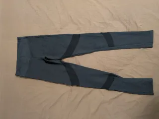 Mallas deportivas negras con detalles de rejilla