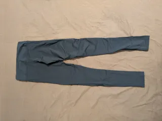 Mallas deportivas negras con detalles de rejilla