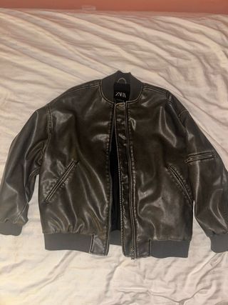 Chaqueta Zara efecto piel oversize gris