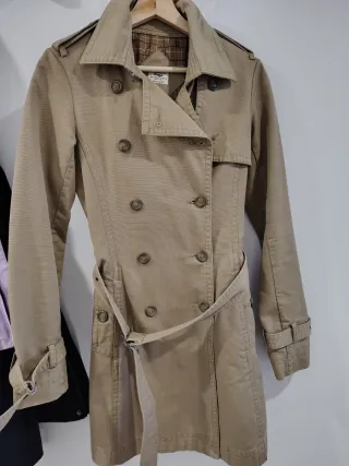 Gabardina elegante mujer beige