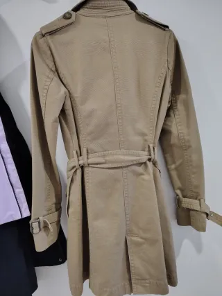 Gabardina elegante mujer beige