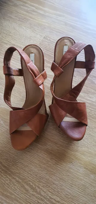 Sandalias de tacón marrones