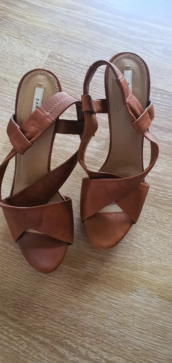 Sandalias de tacón marrones