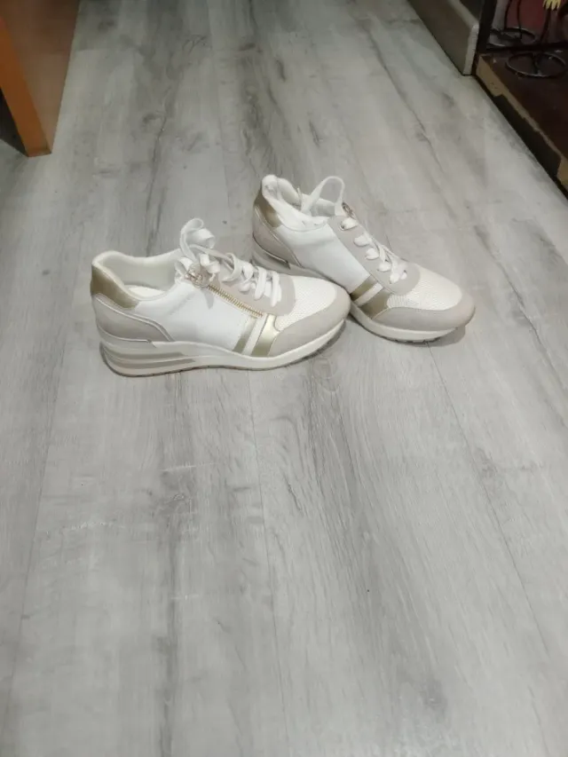 Deportivas blancas y doradas