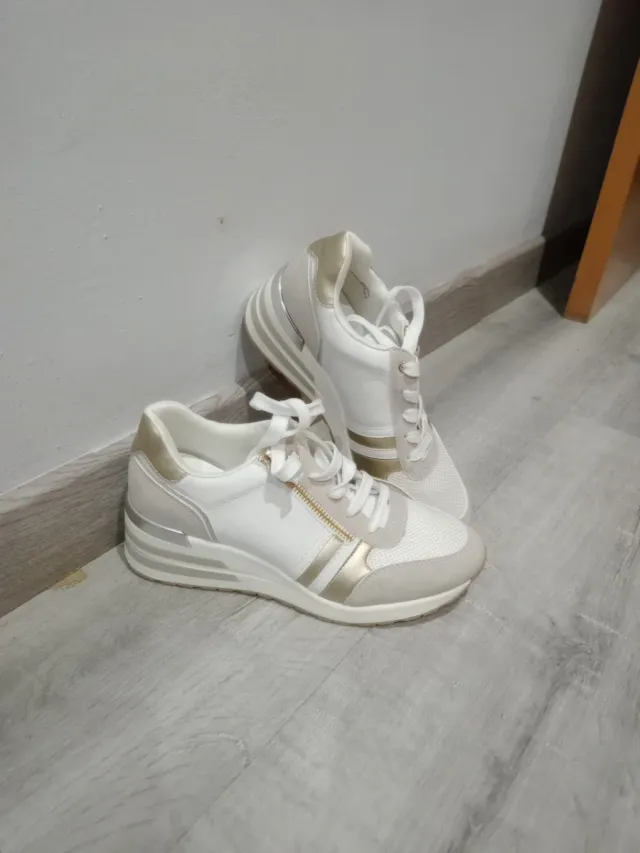 Deportivas blancas y doradas