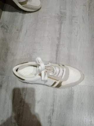 Deportivas blancas y doradas