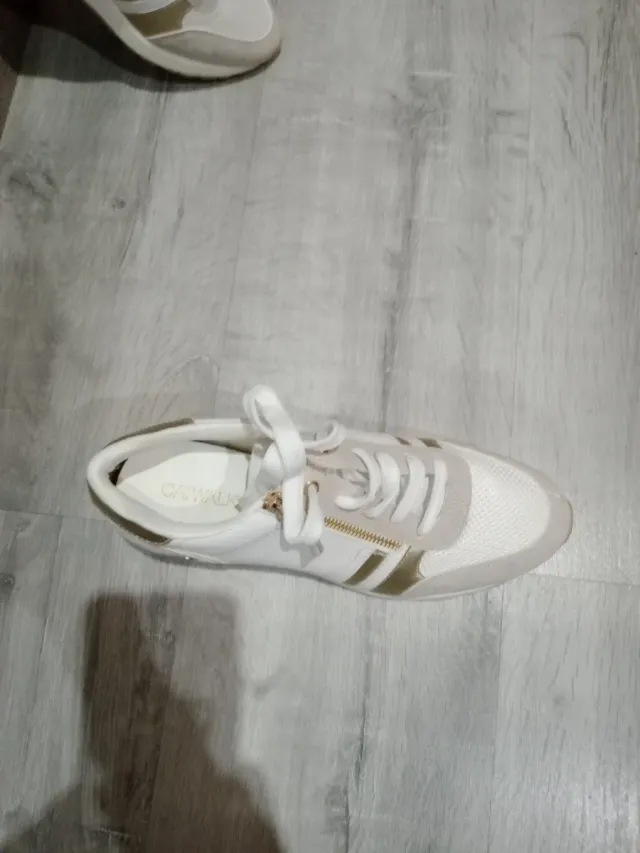 Deportivas blancas y doradas