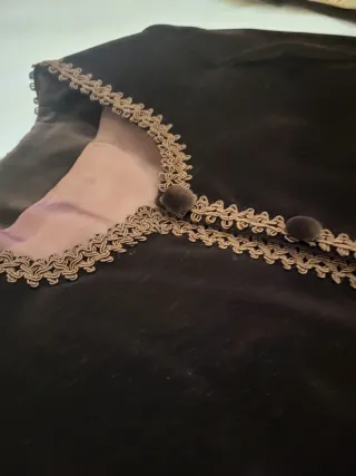 Traje elegante dorado y marrón