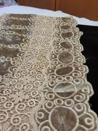 Traje elegante dorado y marrón