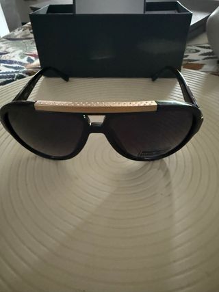 Gafas de sol Guess negras y doradas