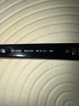 Gafas de sol Guess negras y doradas