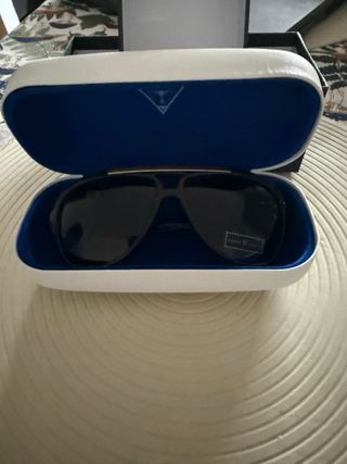 Gafas de sol Guess negras y doradas