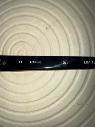 Gafas de sol Guess negras y doradas