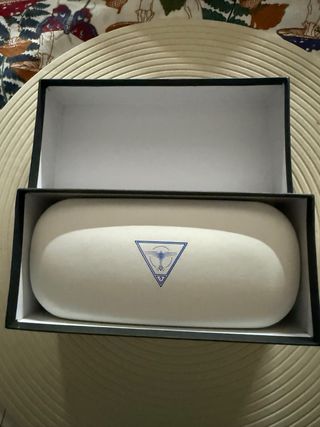 Gafas de sol Guess negras y doradas