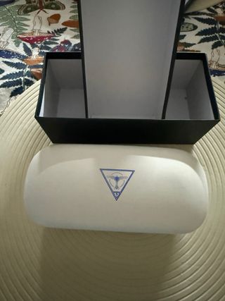 Gafas de sol Guess negras y doradas