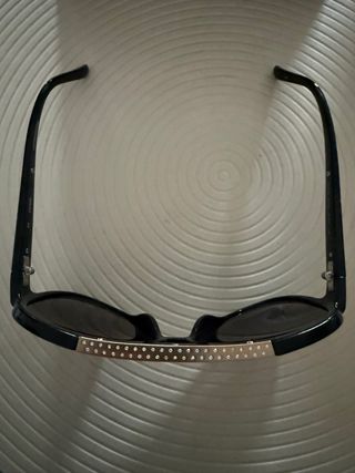 Gafas de sol Guess negras y doradas