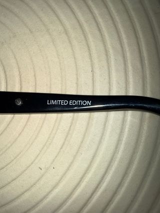 Gafas de sol Guess negras y doradas