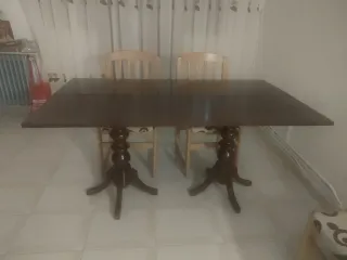 Mesa de comedor y 4 sillas de madera