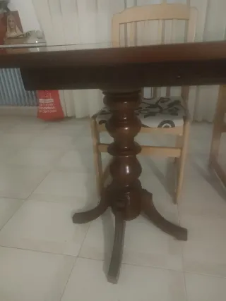 Mesa de comedor y 4 sillas de madera