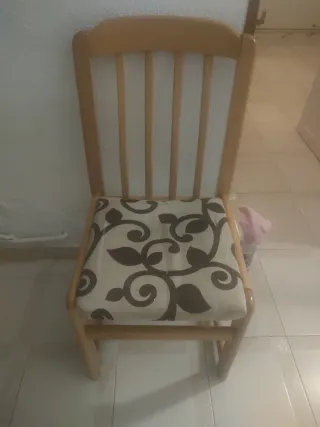 Mesa de comedor y 4 sillas de madera