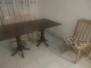 Mesa de comedor y 4 sillas de madera