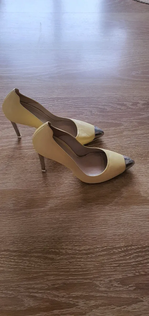 Zapatos tacón metalizados amarillos