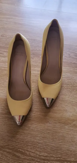 Zapatos tacón metalizados amarillos
