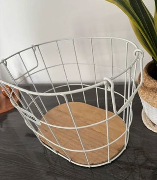 Cesta de hierro y madera
