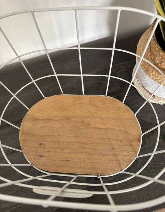 Cesta de hierro y madera