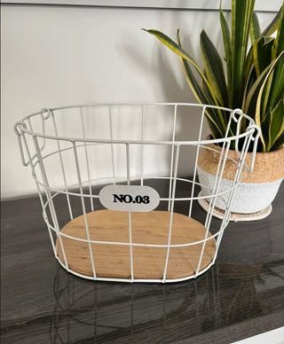 Cesta de hierro y madera