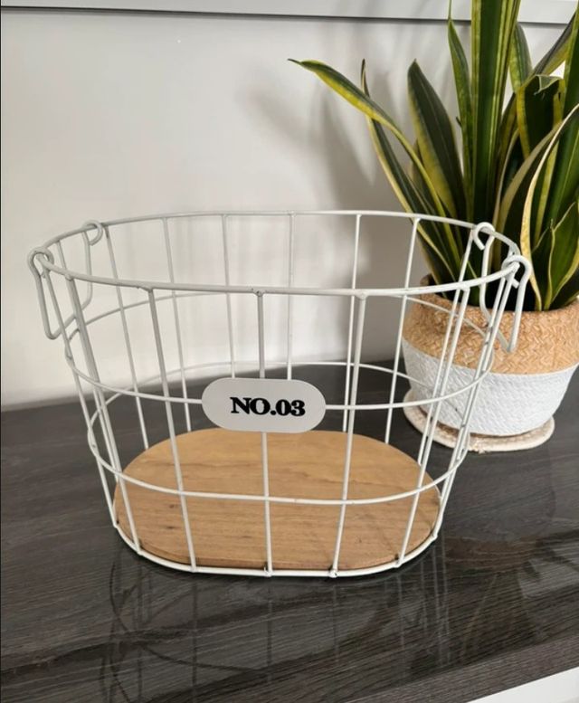 Cesta de hierro y madera