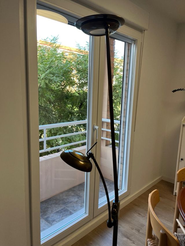 Lámpara de pie con punto para lectura