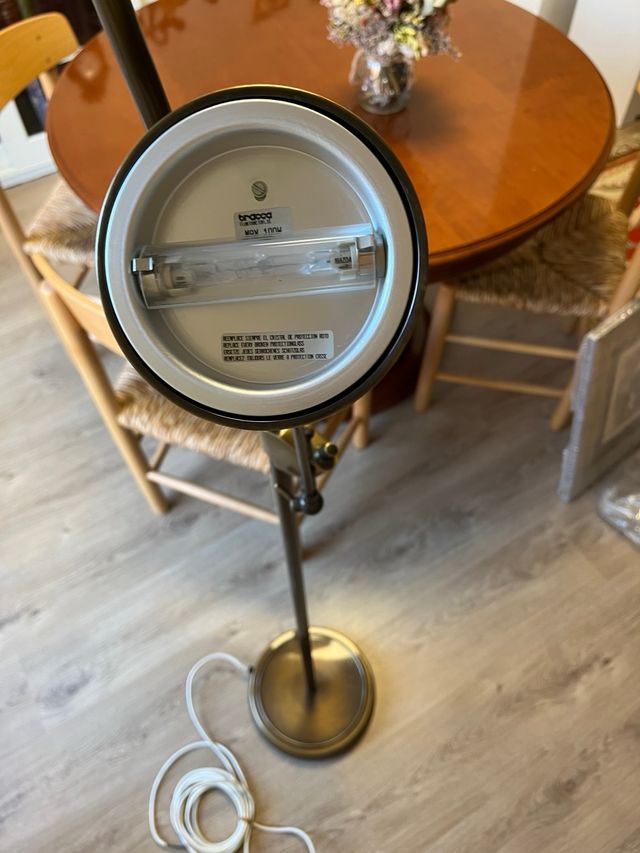 Lámpara de pie con punto para lectura