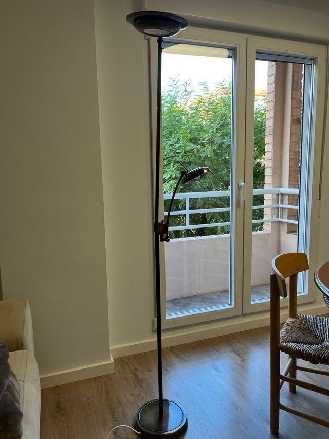 Lámpara de pie con punto para lectura