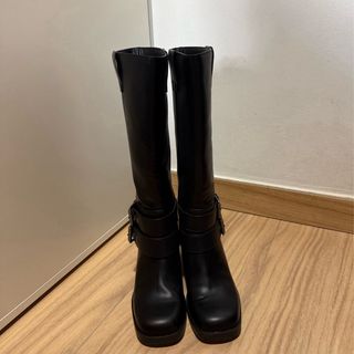 BOTAS ALTAS NEGRAS STRADIVARIUS