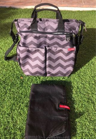 Bolso Skip Hop Chevron Gris