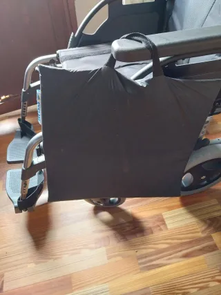 Silla de ruedas + cojín antiescaras