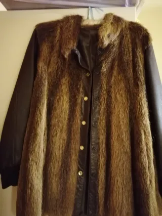 Abrigo de piel marrón y negro