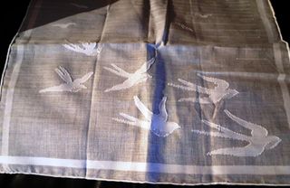 Pañuelo de hilo con pájaros