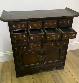 Antica cassettiera in legno con dettagli dorati