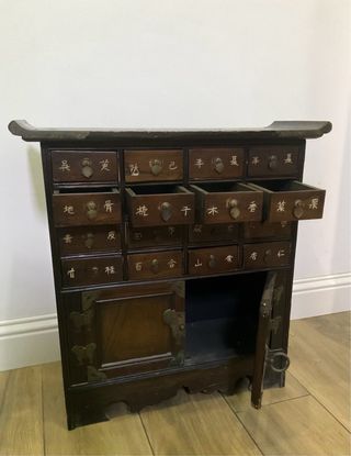 Antica cassettiera in legno con dettagli dorati