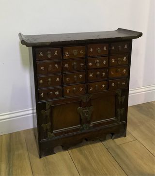 Antica cassettiera in legno con dettagli dorati