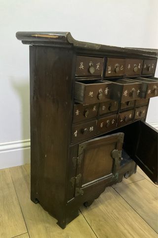 Antica cassettiera in legno con dettagli dorati