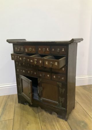 Antica cassettiera in legno con dettagli dorati