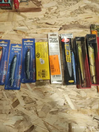 Señuelos de pesca variados