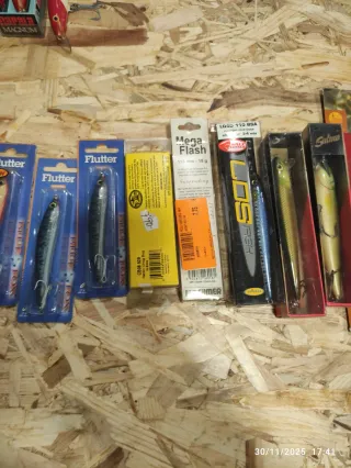 Señuelos de pesca variados