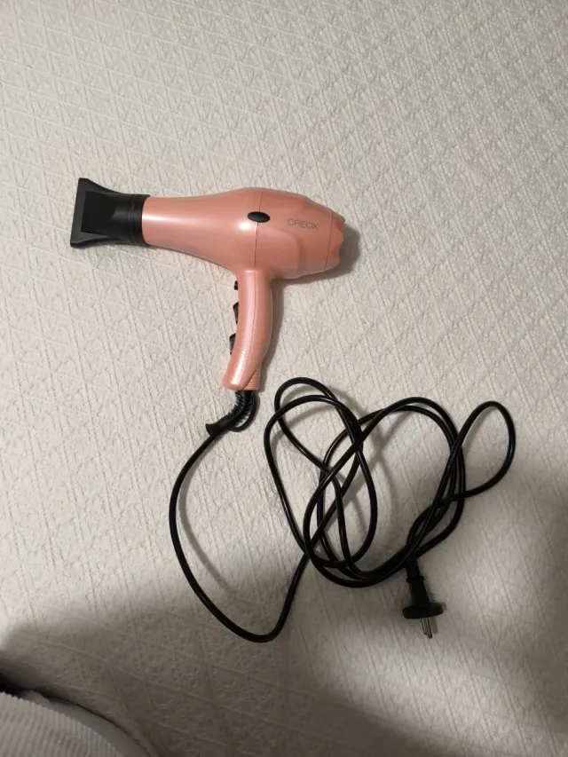 Secador de pelo rosa