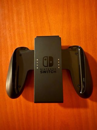 Nintendo Switch con 4 mandos y juego