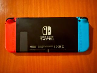 Nintendo Switch con 4 mandos y juego